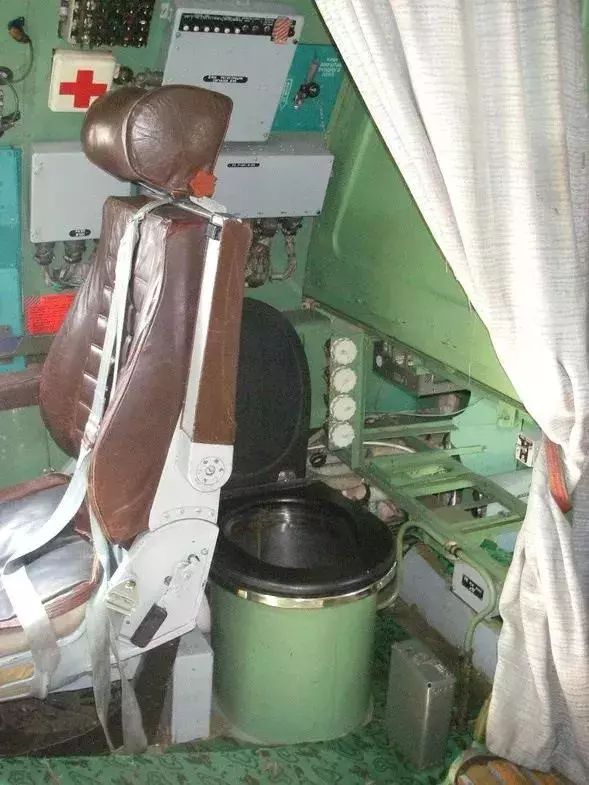 飞机上的秘密飞行员,空姐揭露飞机上的秘密