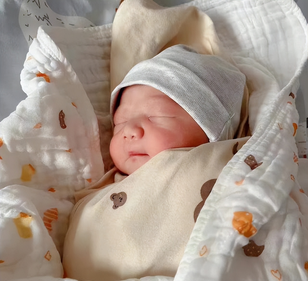 2个月宝宝夜里哭闹怎么办,2个月宝宝夜里哭闹的解决方法