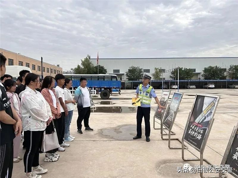 【暑期交通安全】暑期迎来“学车热”交警宣传进驾校把好安全“方向盘”
