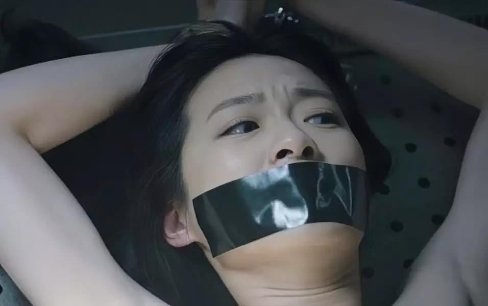 香港知名女星新剧迎破格性演出！差点遭活体解剖，几乎全裸上阵