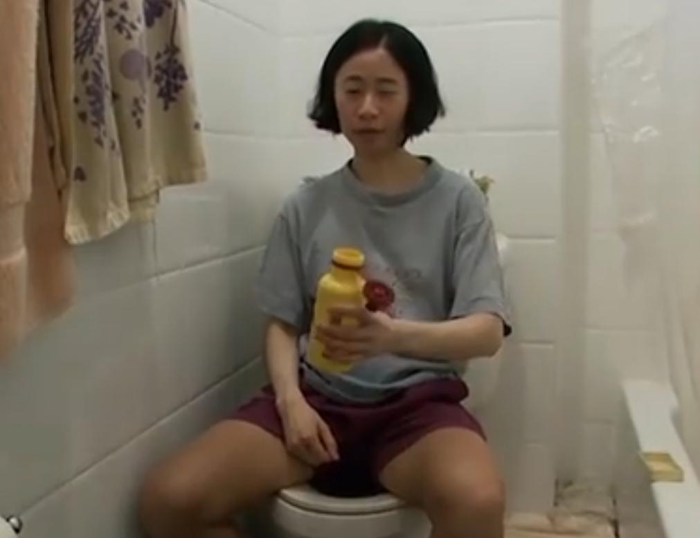 女白领20年不买内衣,厕纸晒干后重复用,吃喝全靠捡,纽约买套房