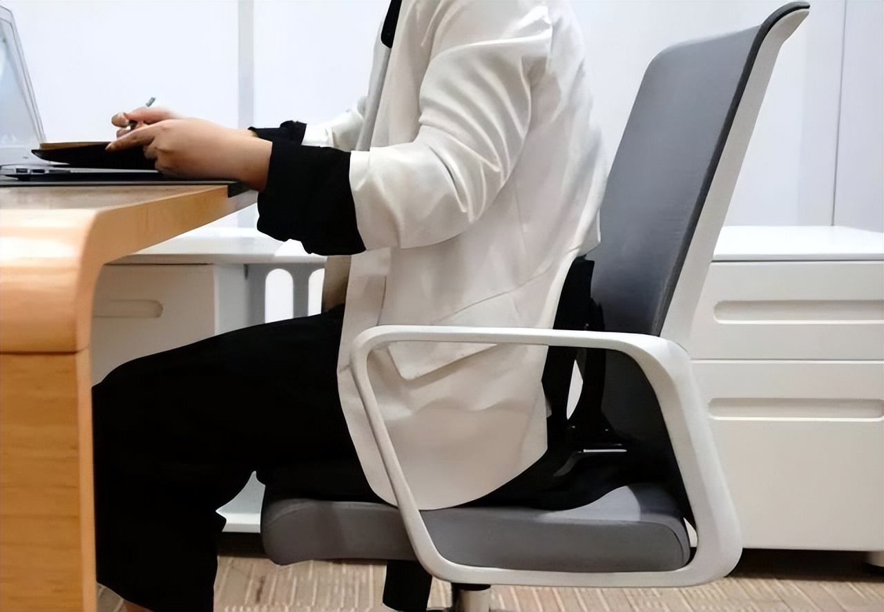 产后经期排出类似猪肝的血块不烂,来月经时排出很大血块是怎么回事