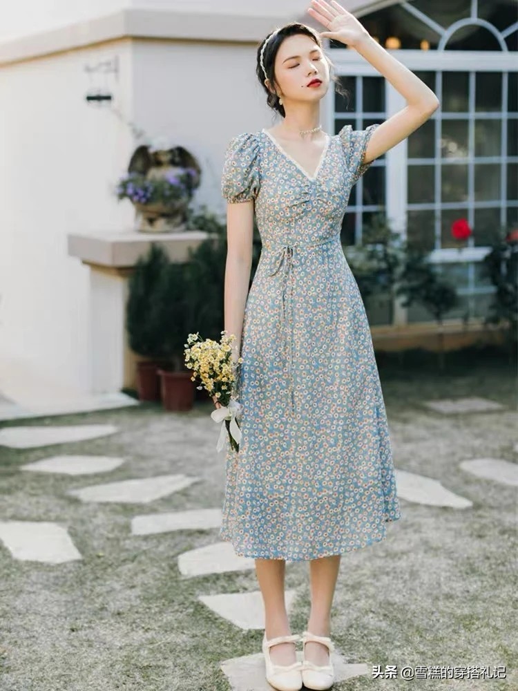 新款裙时髦又减龄穿上超迷人,今年流行的法式裙子