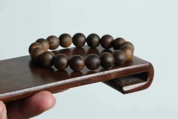 佩戴沉水沉香和普通沉香哪个好,佩戴沉香饰品对人体有什么好处