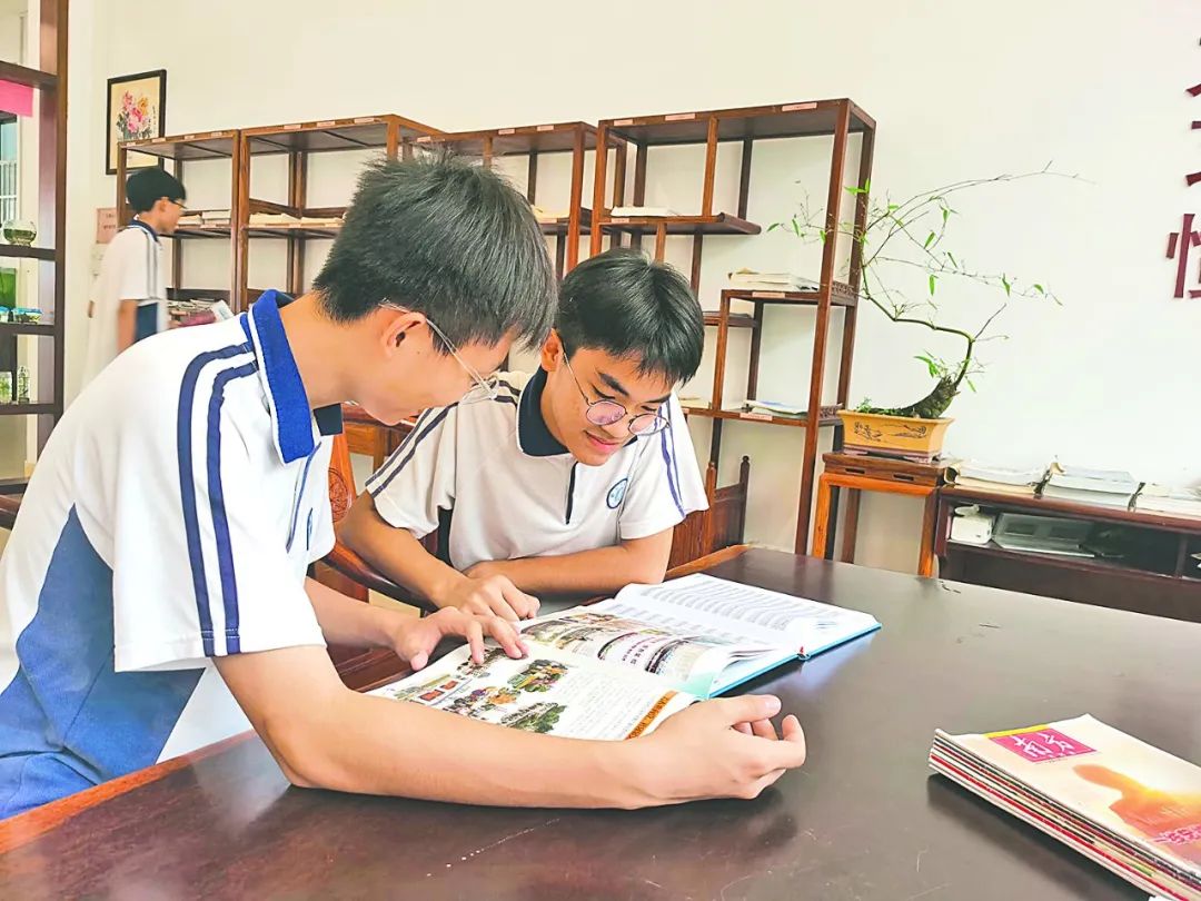 阅读赋能成长书香浸润校园绘画,阅读赋能成长书香浸润校园作文