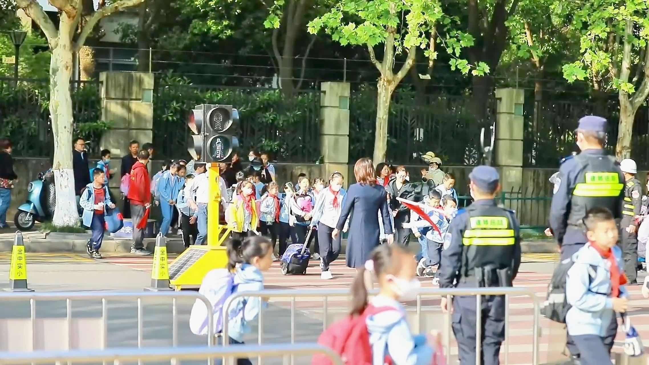 2000多孩子上学更安全有序南京金中实小“一校一策”破解接送学交通秩序难题