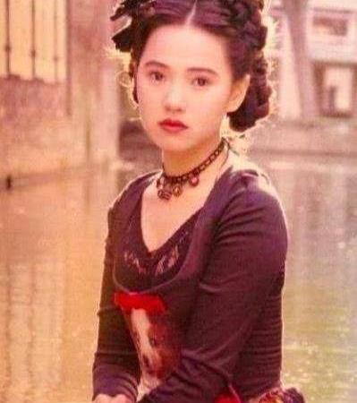 被母亲“锁铁链”，被姐夫打喂狗食，伊能静：曾活得像只野狗