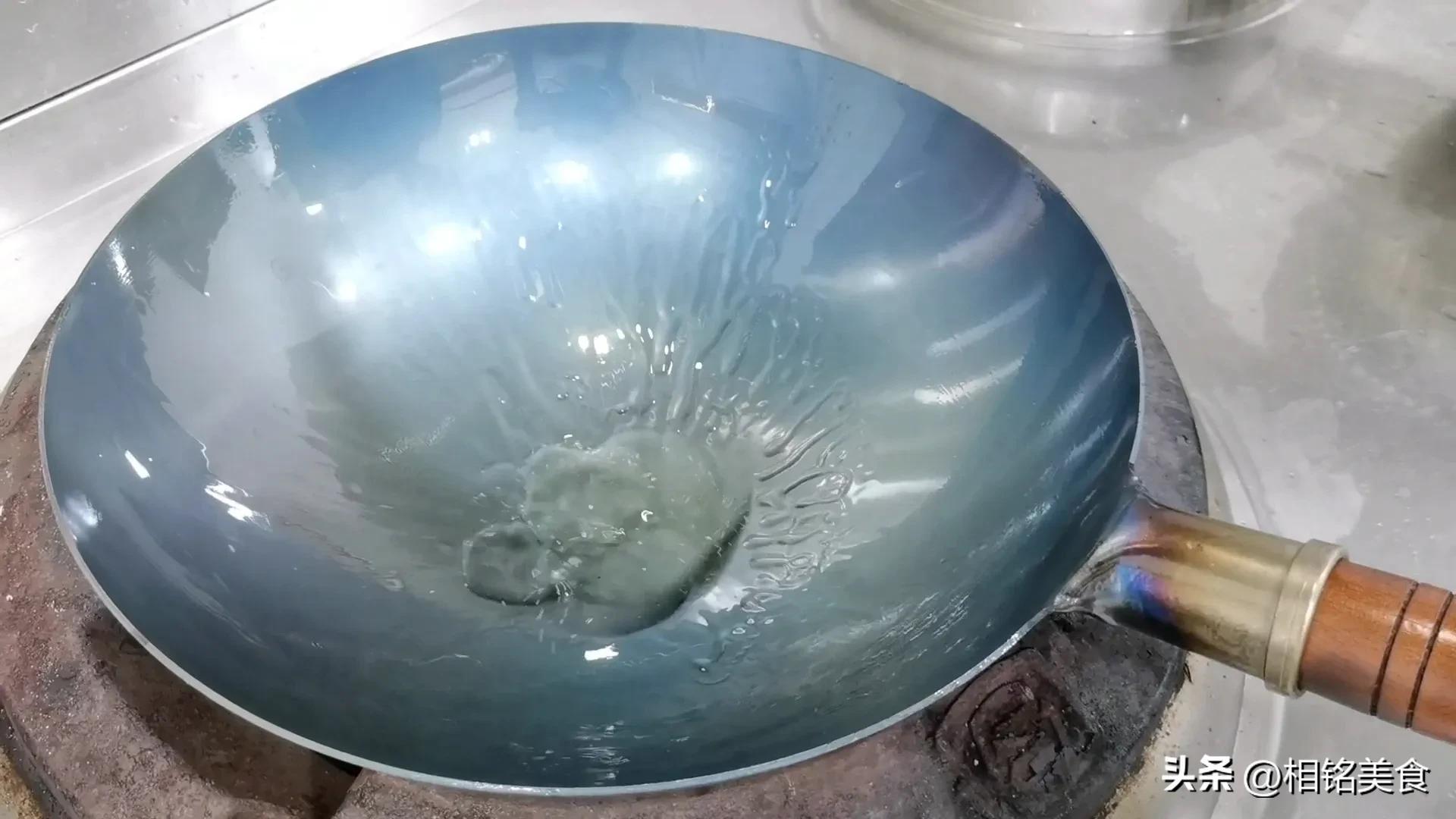 新铁锅怎样开锅小妙招视频,不粘锅的铁锅最佳开锅方法