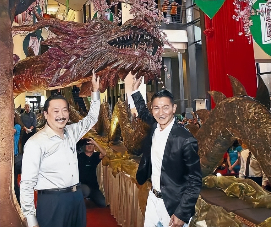 刘德华陪妻子回老家过年,刘德华陪娇妻回马来西亚过年