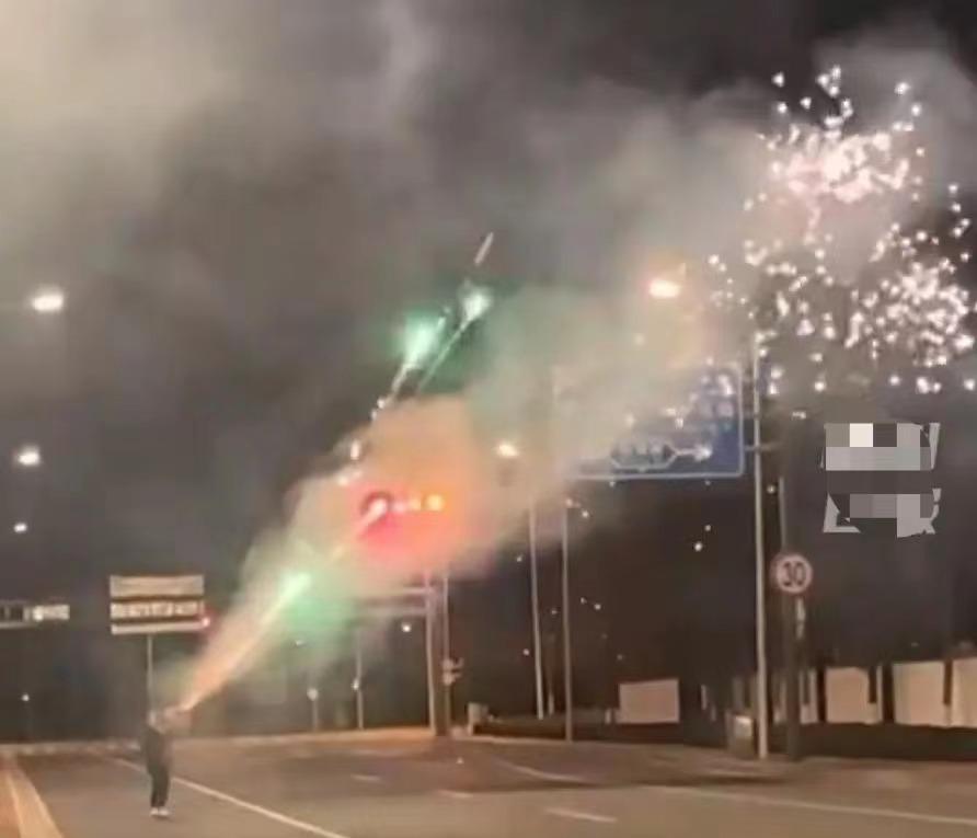 女足为中国男足胜利欢呼,女足夺得亚洲杯冠军球迷疯狂庆祝