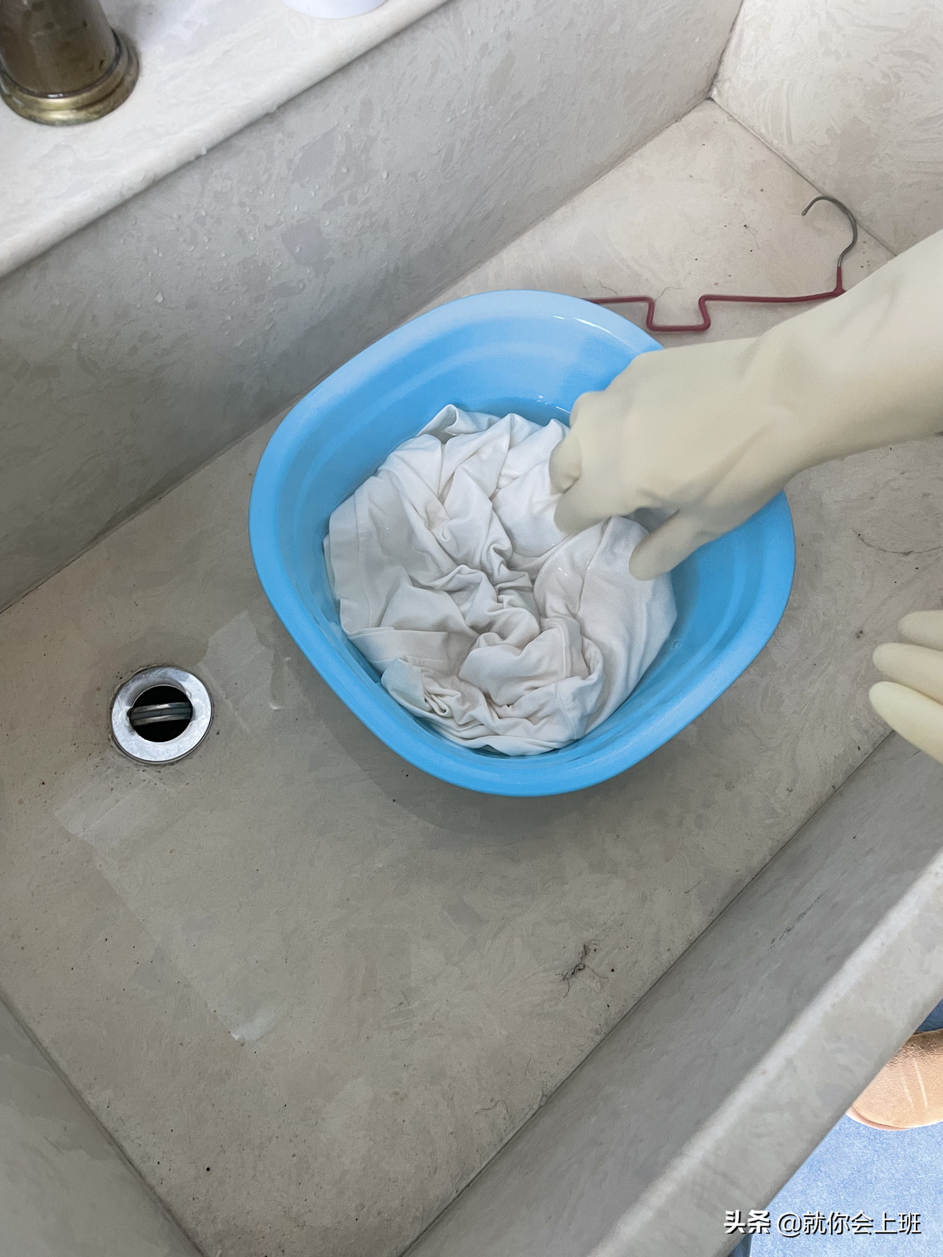 衣服染色不要扔教你一招轻松去污,染色衣服洗了不褪色怎么染