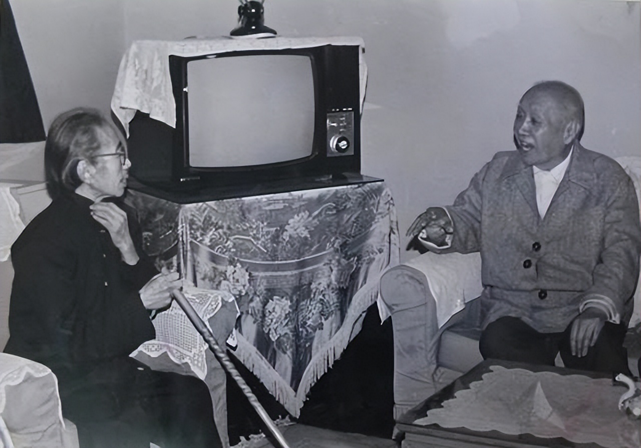 阔别70年,初恋结了4次婚,她却终生不嫁,再会面时情意了然于心