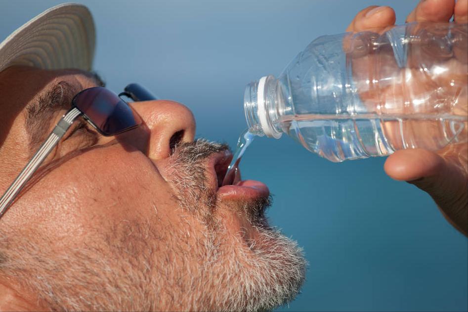 解决老年人不宜喝水的小妙招,老年人喝什么牛奶更有益健康