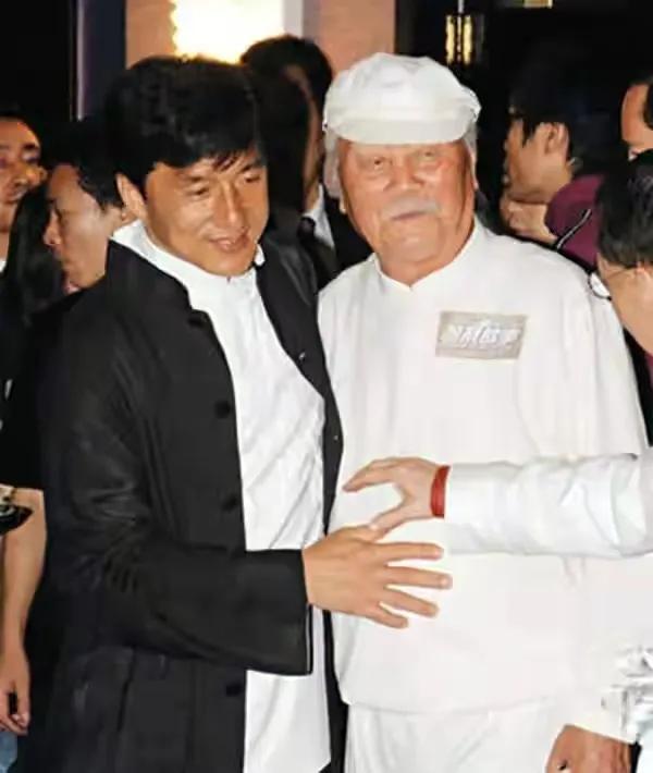 成龙对同父异母兄弟有帮助吗,成龙和同父异母的大哥相见