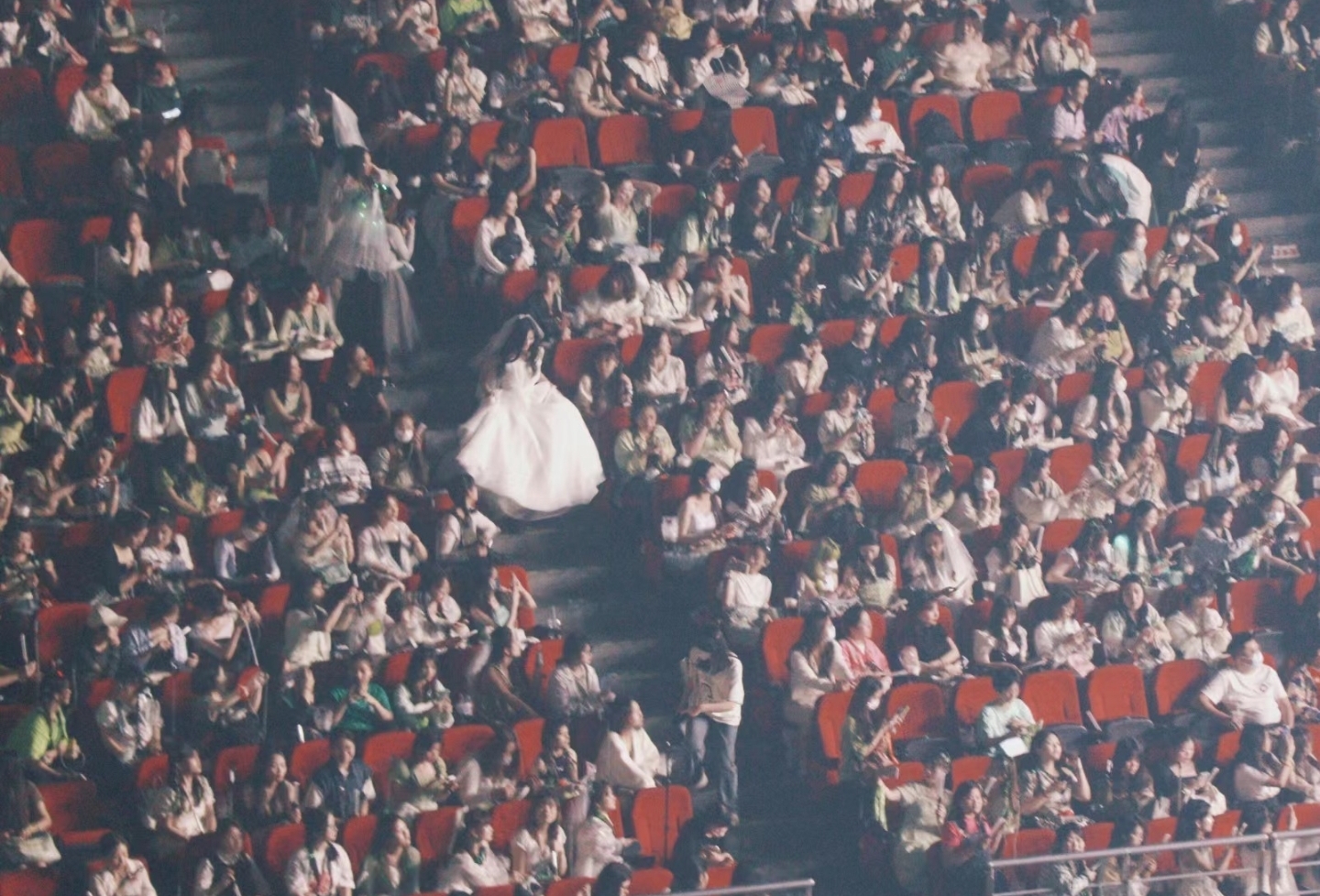 王源演唱会穿婚纱女孩各方看法,王源演唱会粉丝穿婚纱的原因