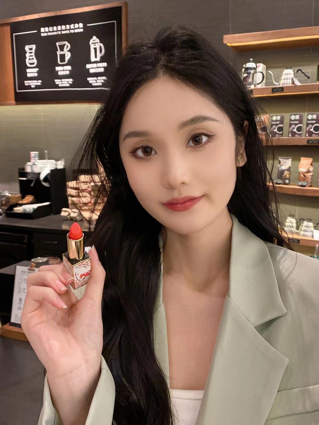 什么颜色的口红显白又滋润,秋冬黄皮显白口红色号推荐