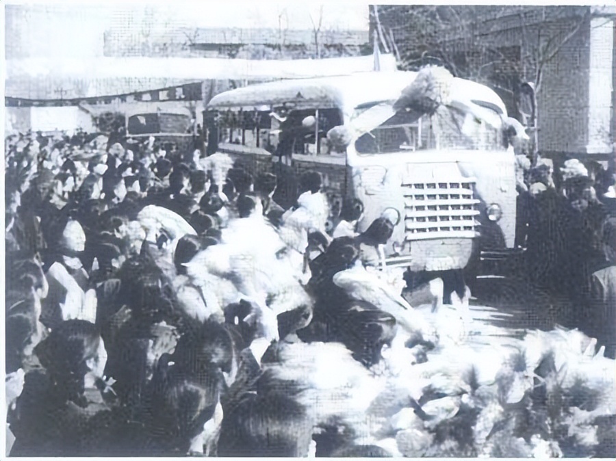 1958年毛主席参观安徽省博物馆,途中突然问解说员:这条鱼吃人吗