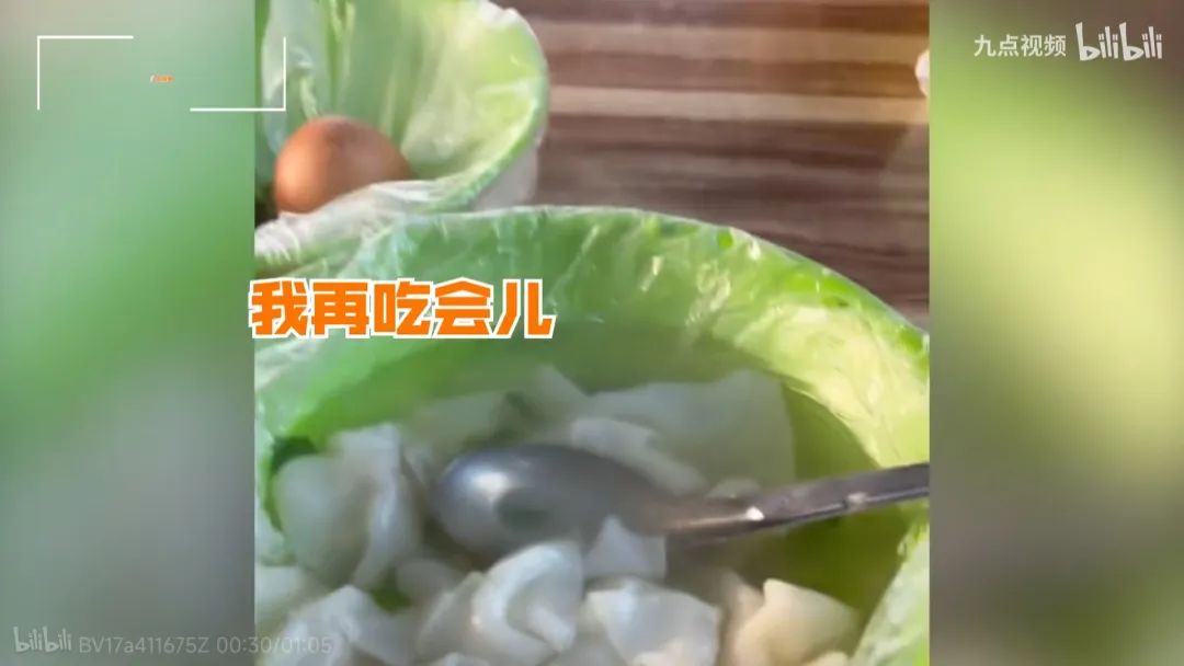 年轻人吃路边摊时遇到老板跑路,男子吃路边摊老板跑路后续