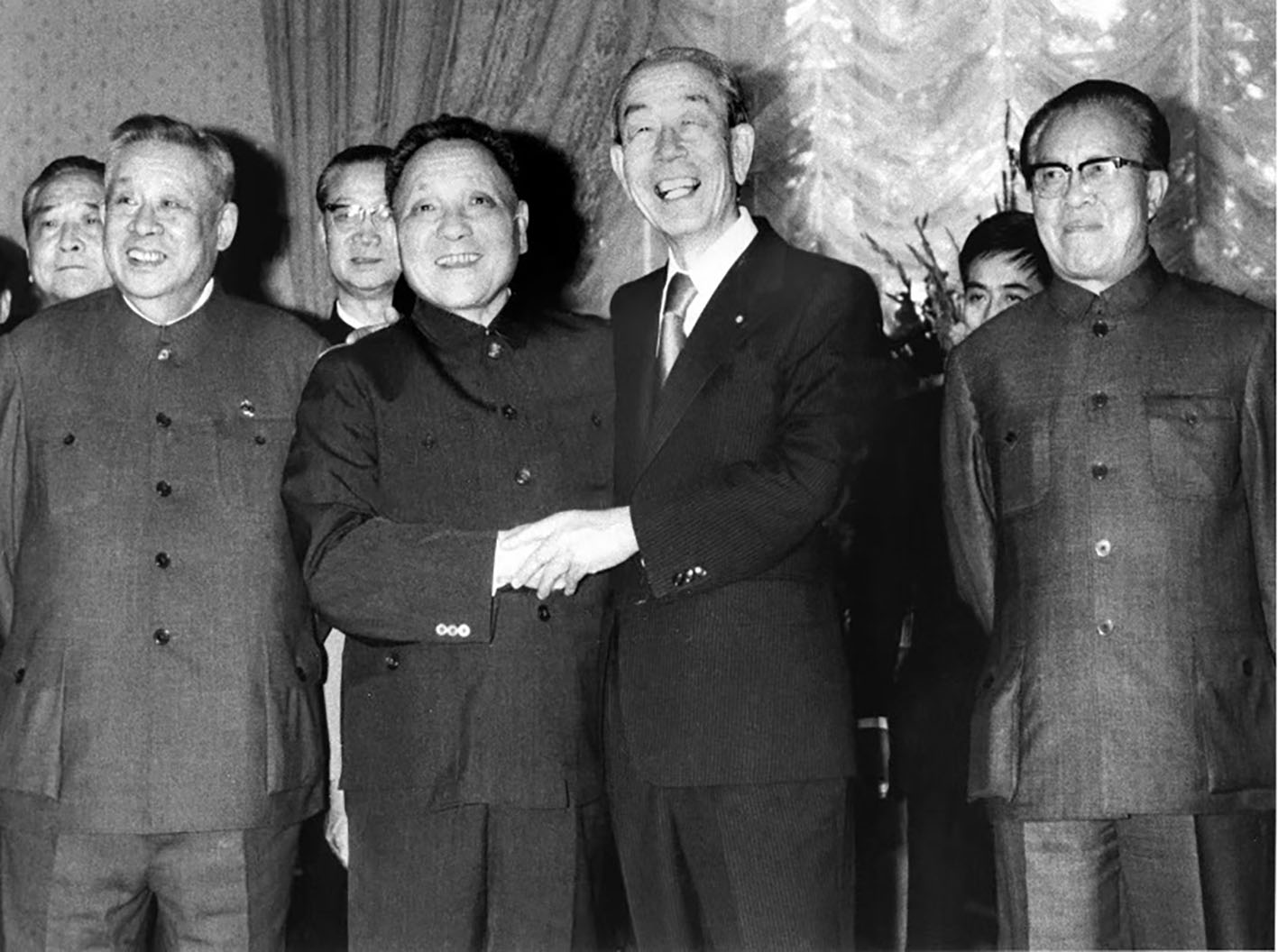 78年邓公外出访问,他紧紧握住一名日本人的手说:请帮助中国