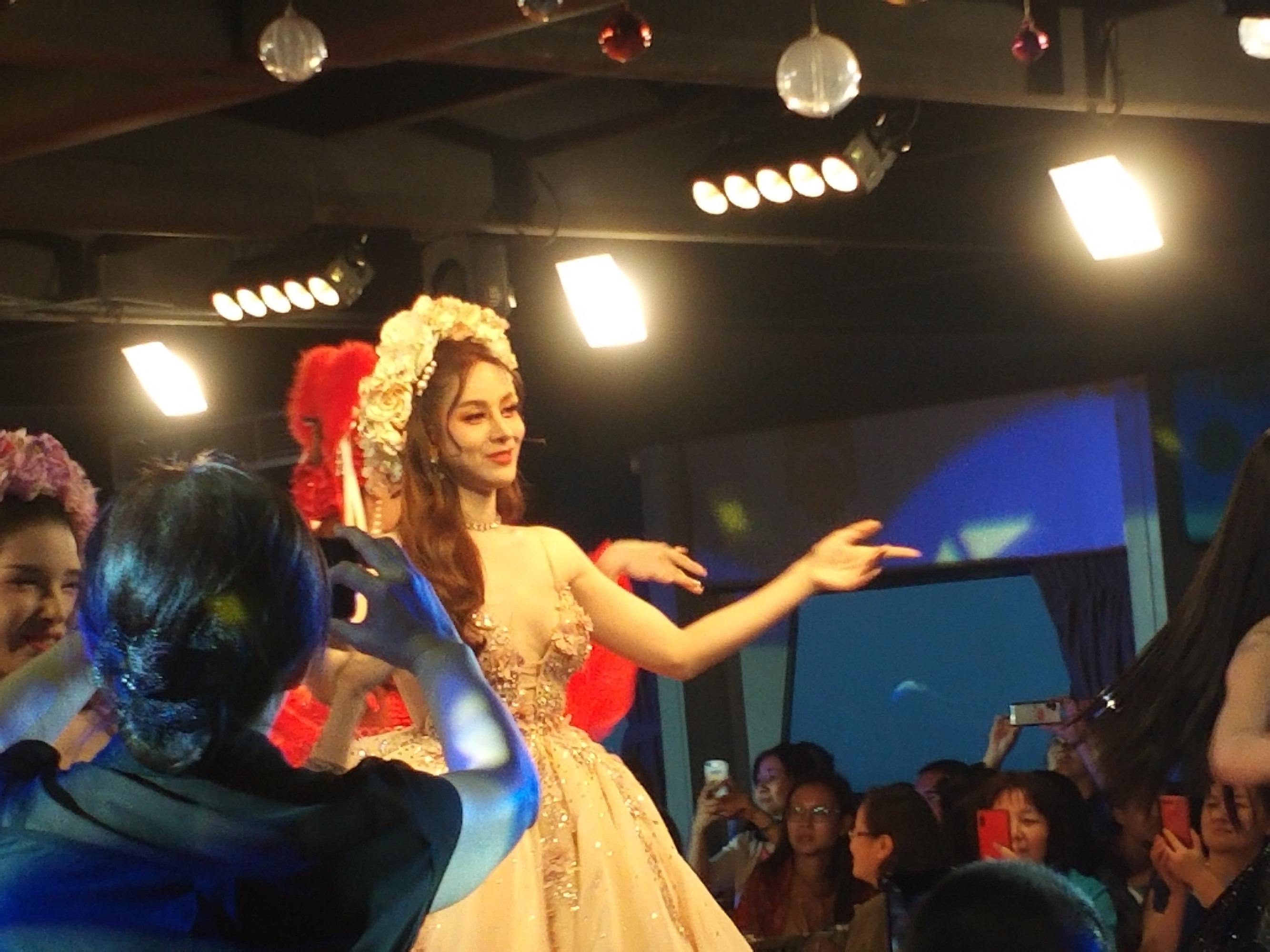 泰国底层人妖“退休”后逐渐恢复男儿身，也渴望爱情