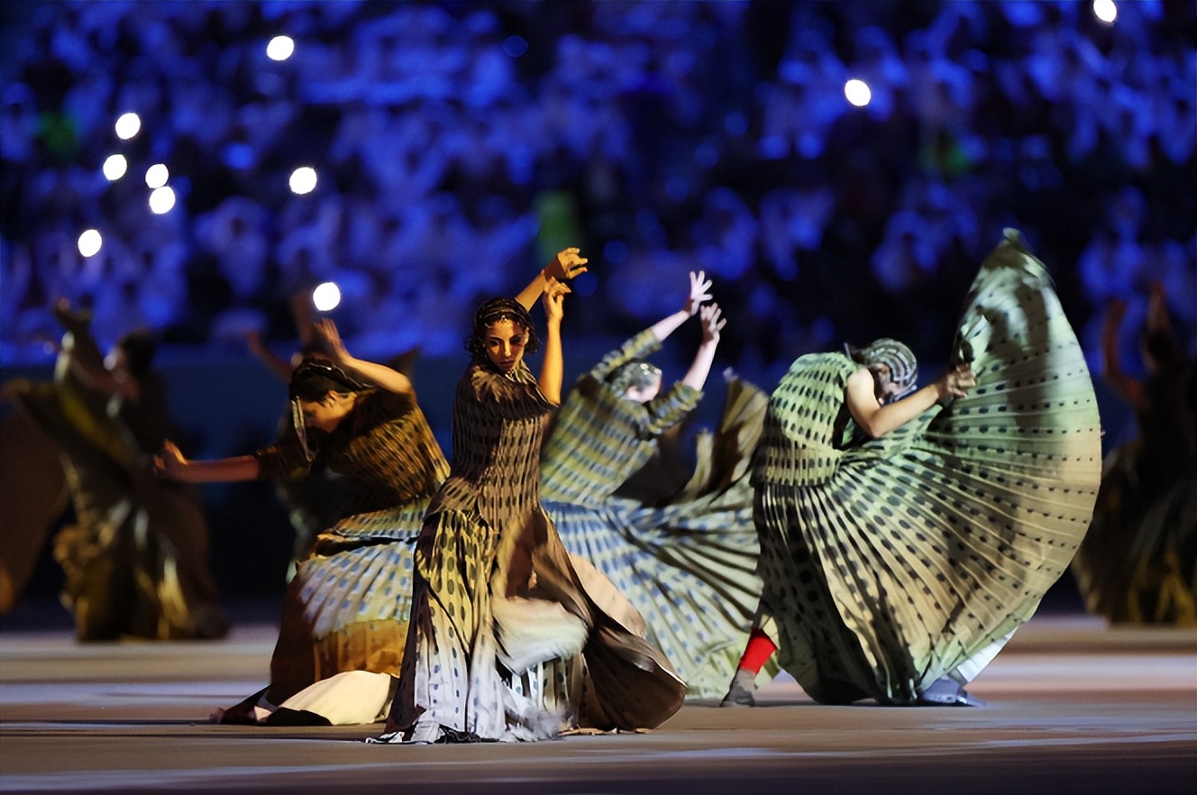 世界杯开幕式表演者戴的红色墨镜,足球世界杯开幕式田柾国