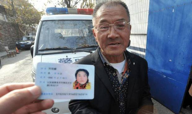 66岁老汉装扮,60岁老头浓妆艳抹