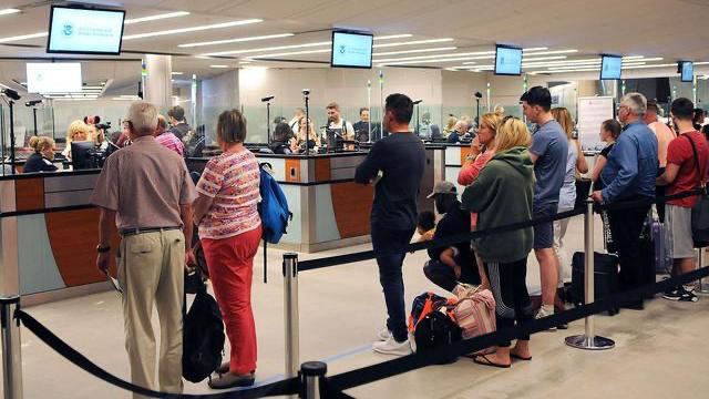 20寸行李箱可以上飞机限重吗,20寸登机行李箱限重吗