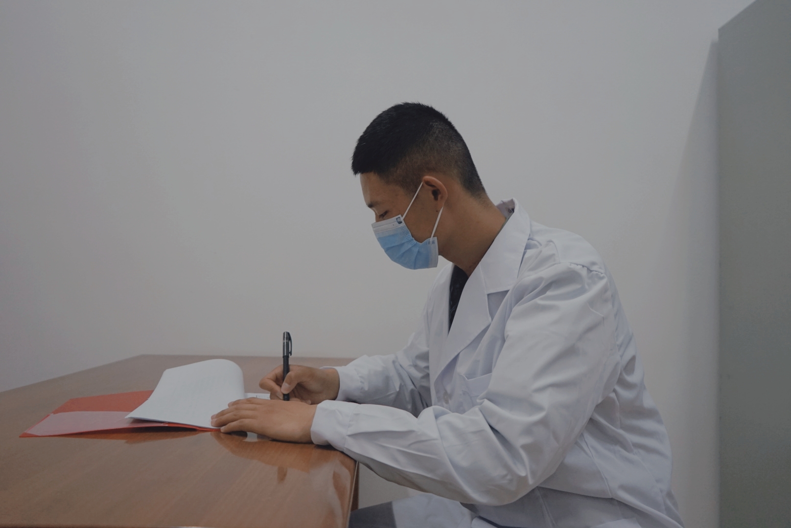 致坚守岗位的大白,致敬一线工作的大白