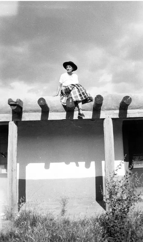 世界知名女画家独居沙漠35年！拒毕加索登门…网友：连家都是艺术