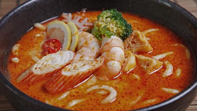 “国王富得流油，居民躺着分钱”，文莱究竟是一个怎样的国家？