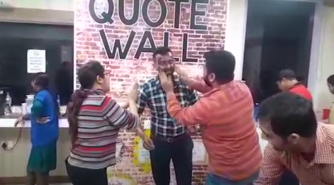 用伟哥、蟑螂和臭气弹，几位侠客对印度诈骗团伙进行了正义制裁