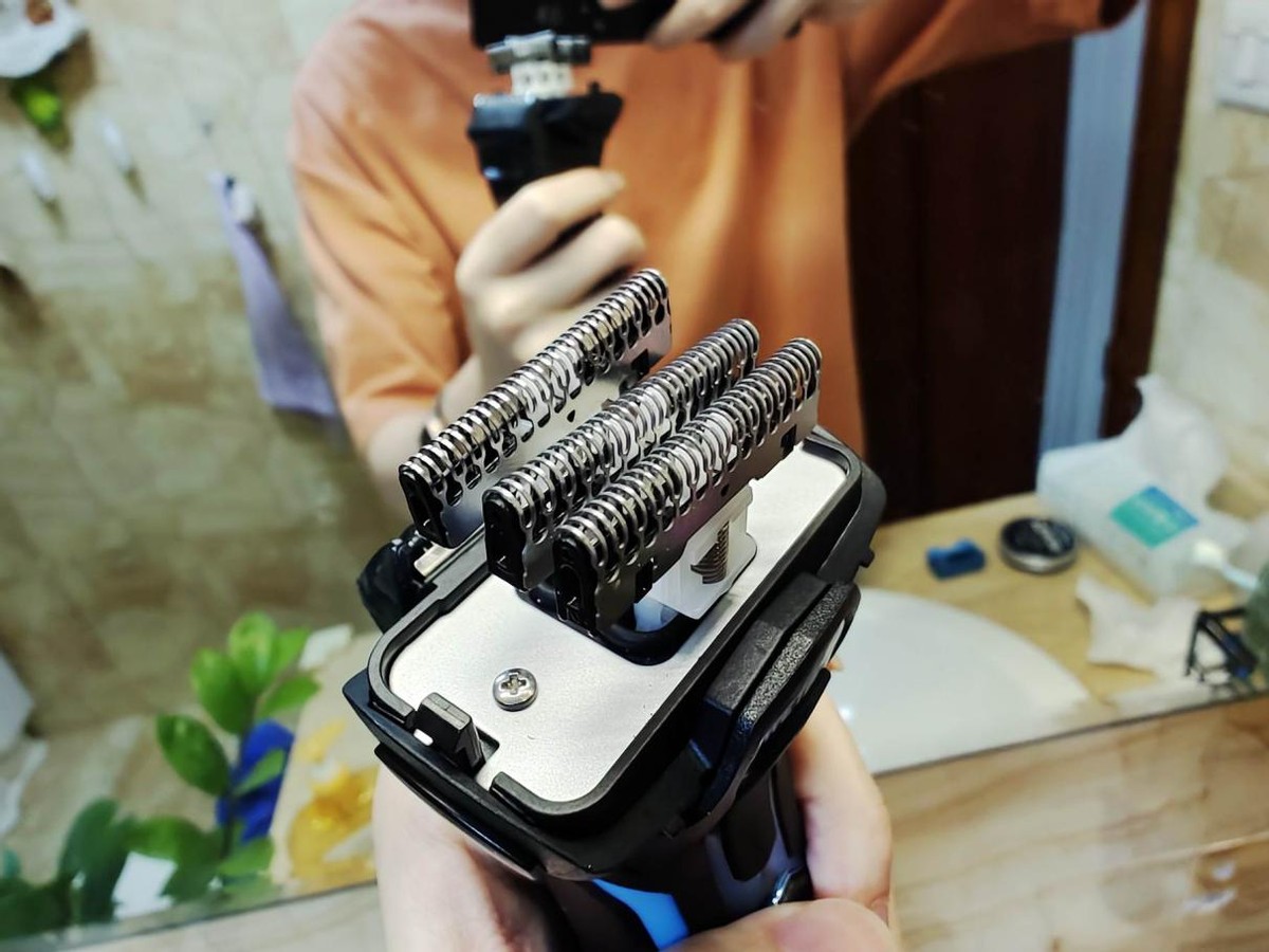 修剃一体、防水耐用的4刀头高性价比之选:IZUMI750剃须刀