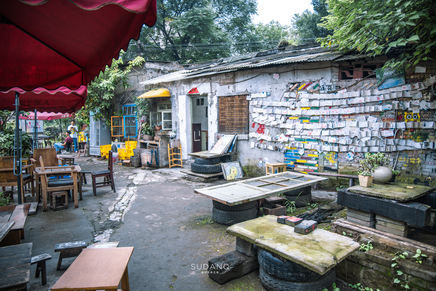 老重庆人的“网红生活”：画家资助老茶馆，大明星打卡旧书屋