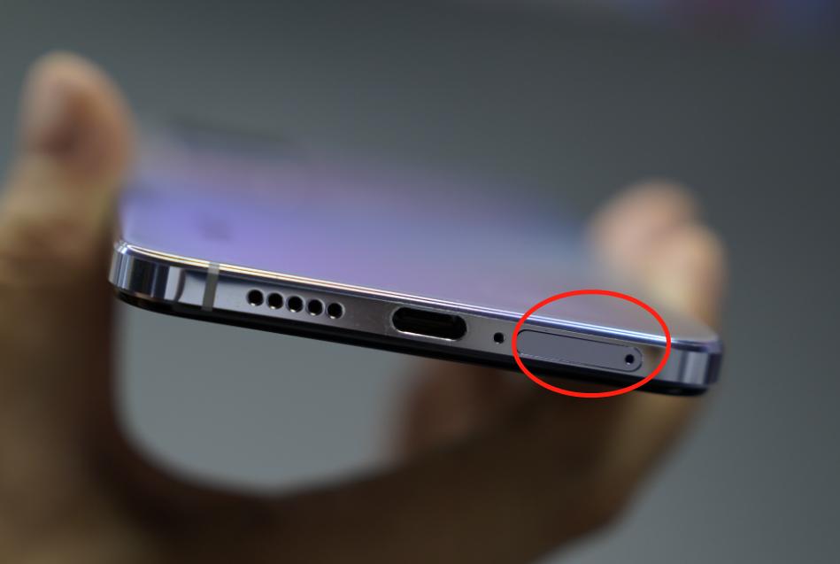 手机下的小孔有什么用途,手机上的小孔有什么用处