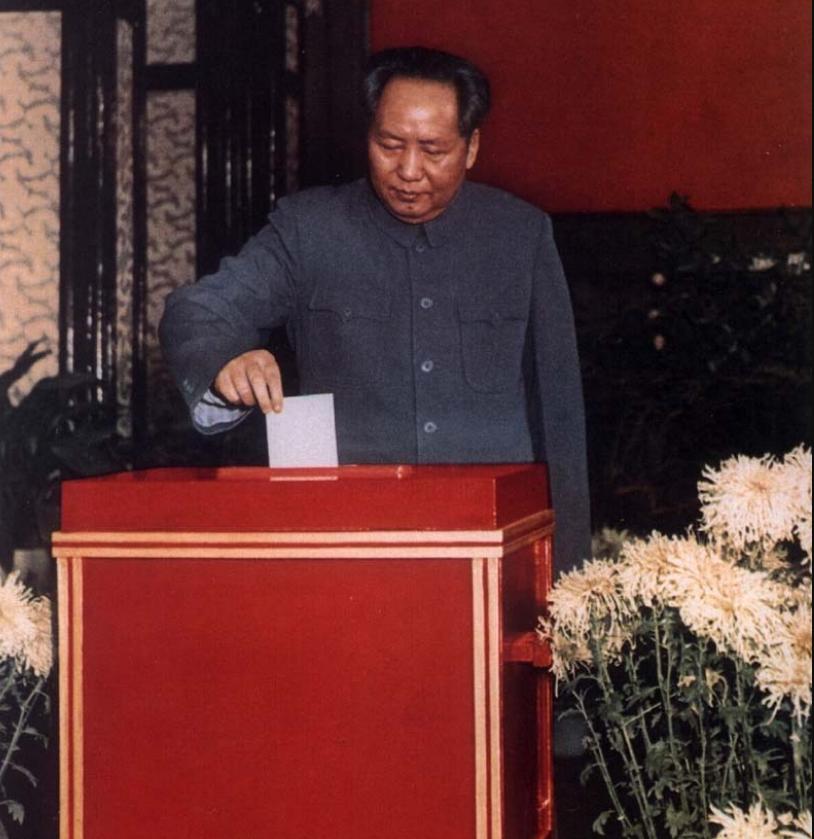 人民大会堂名字为何是后改的？它原先叫什么？毛主席亲自改名