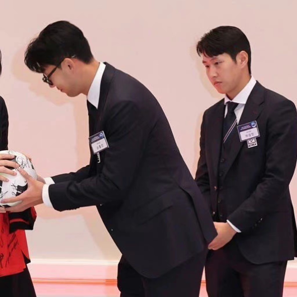 有牌面！孙兴慜和韩国总统、总统夫人站在一起，并赠送世界杯战袍