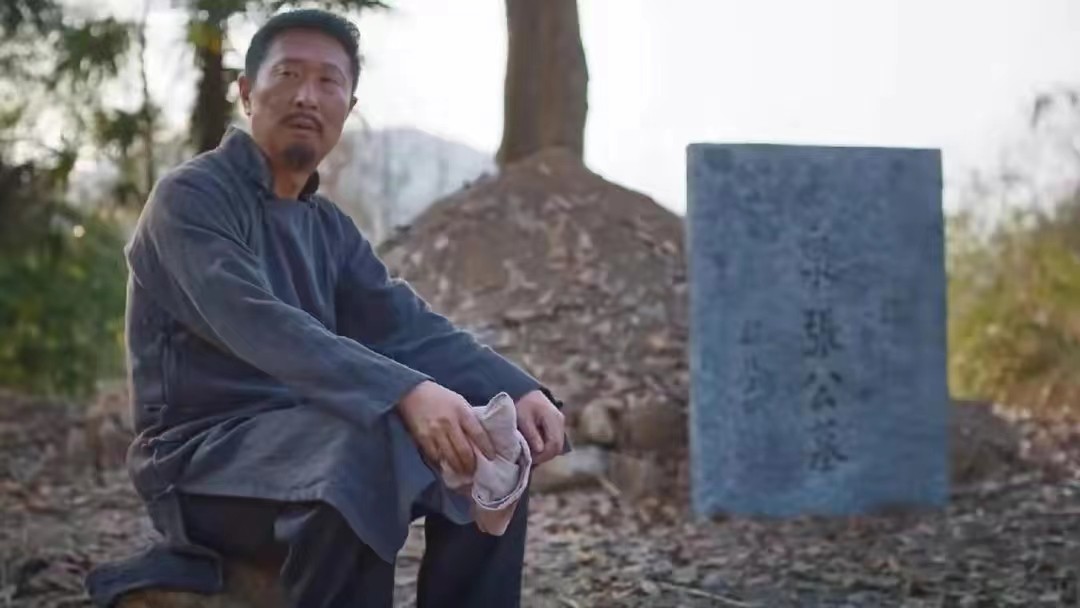 宁波老农从儿子墓穴里挖出一包裹,80岁老农挖开儿子坟墓