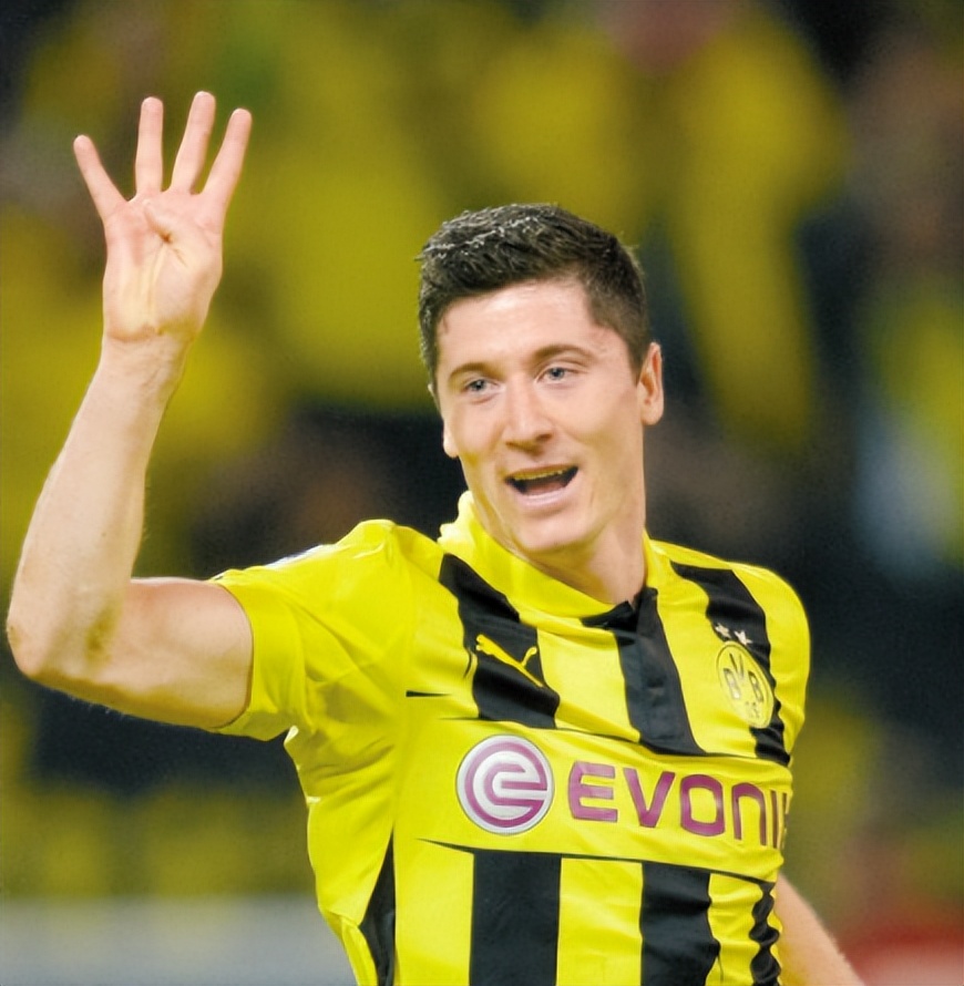 两位锋霸的故事，一个还在场上驰骋，一个坐在了教练席