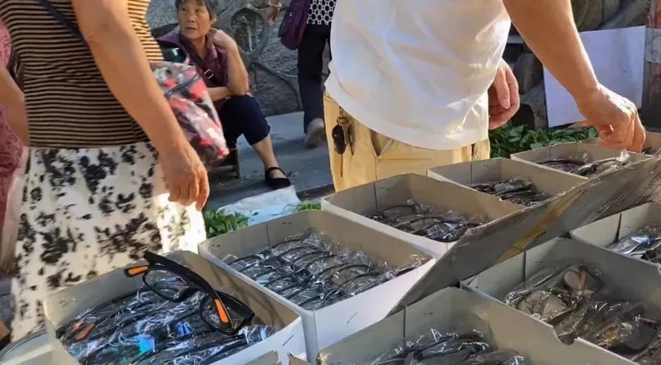 路边摊的老花镜可以用吗,千万不要买路边摊老花镜