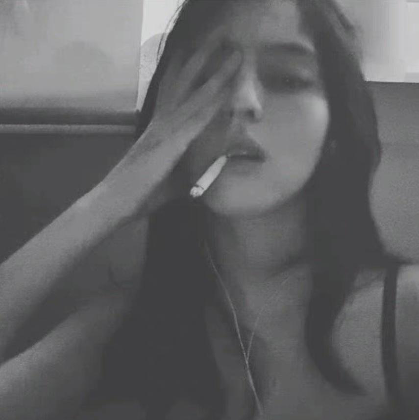 她是挺惨，但也不用这么同情吧？