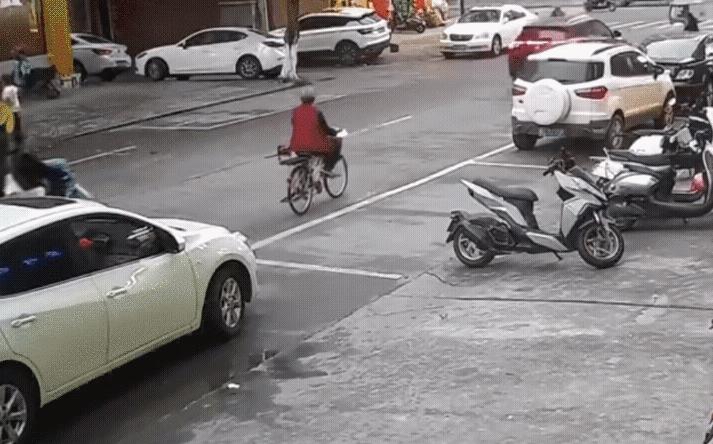 八个月孕妇进厨房遇煤气爆炸,孕妇在家做饭突然煤气爆炸视频