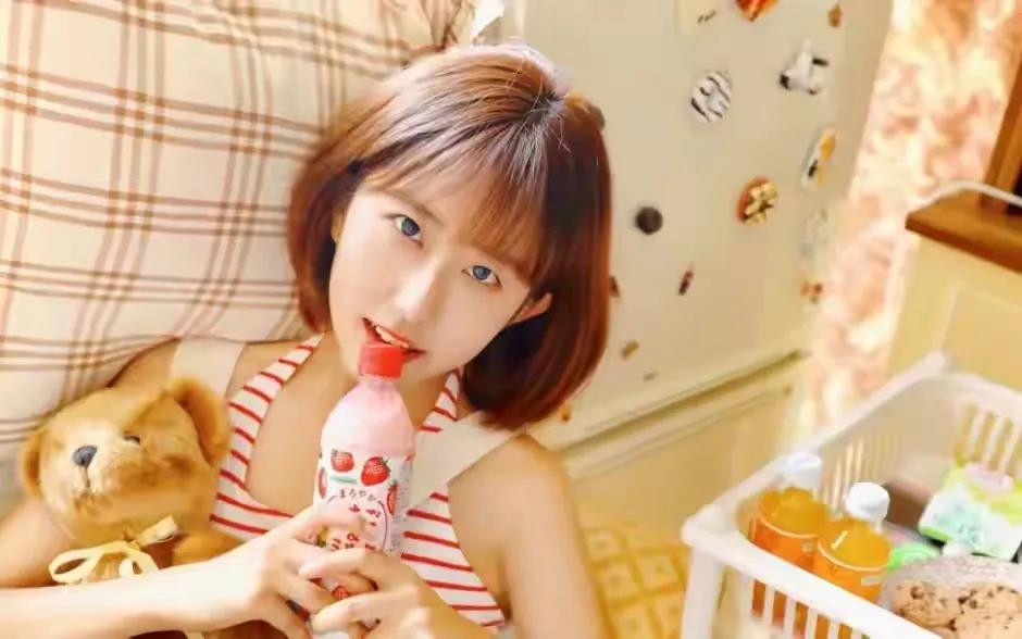 赞美女人美丽动人的诗句,形容女子妆容美丽的诗句