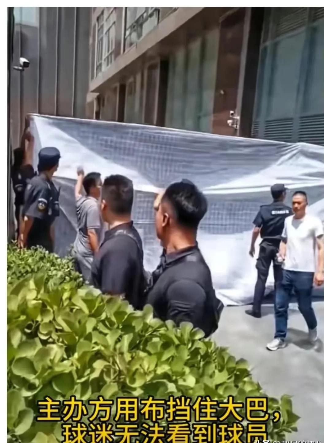 想去看梅西踢球,想看足球比赛却需要花钱