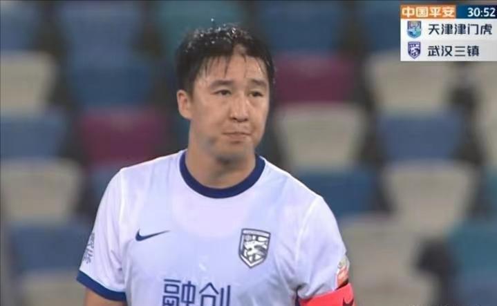 三镇队长疑似封杀！想来泰山被阻止！如今枯坐板凳无球可踢