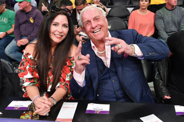 72岁摔角传奇外出，和第五任妻分居1个月，就有28岁美女温柔照顾