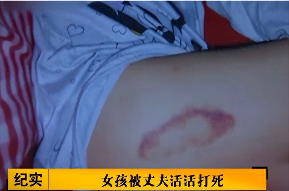 妻子趴在落地窗上罚站，强光照射两小时不敢动，活活被丈夫打死！