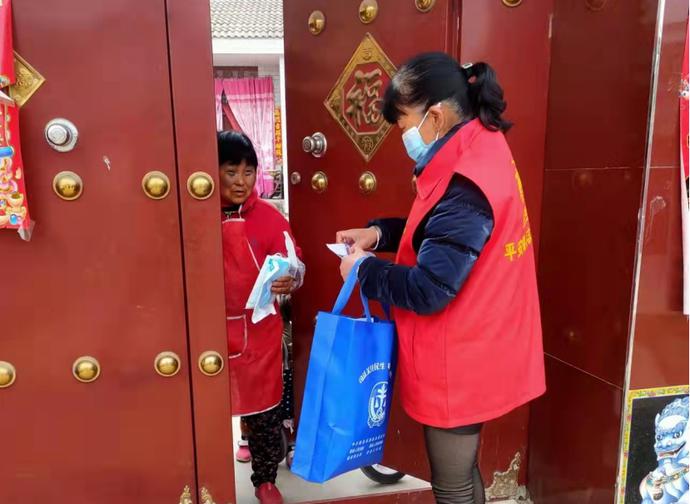 疫情防控敲门行动志愿服务,防疫值守收到居民赠送物资