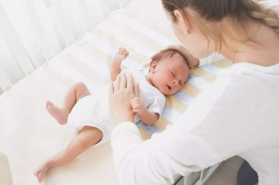 两个月宝宝爱哭闹睡觉不踏实原因,两个月宝宝睡觉不踏实是缺钙吗