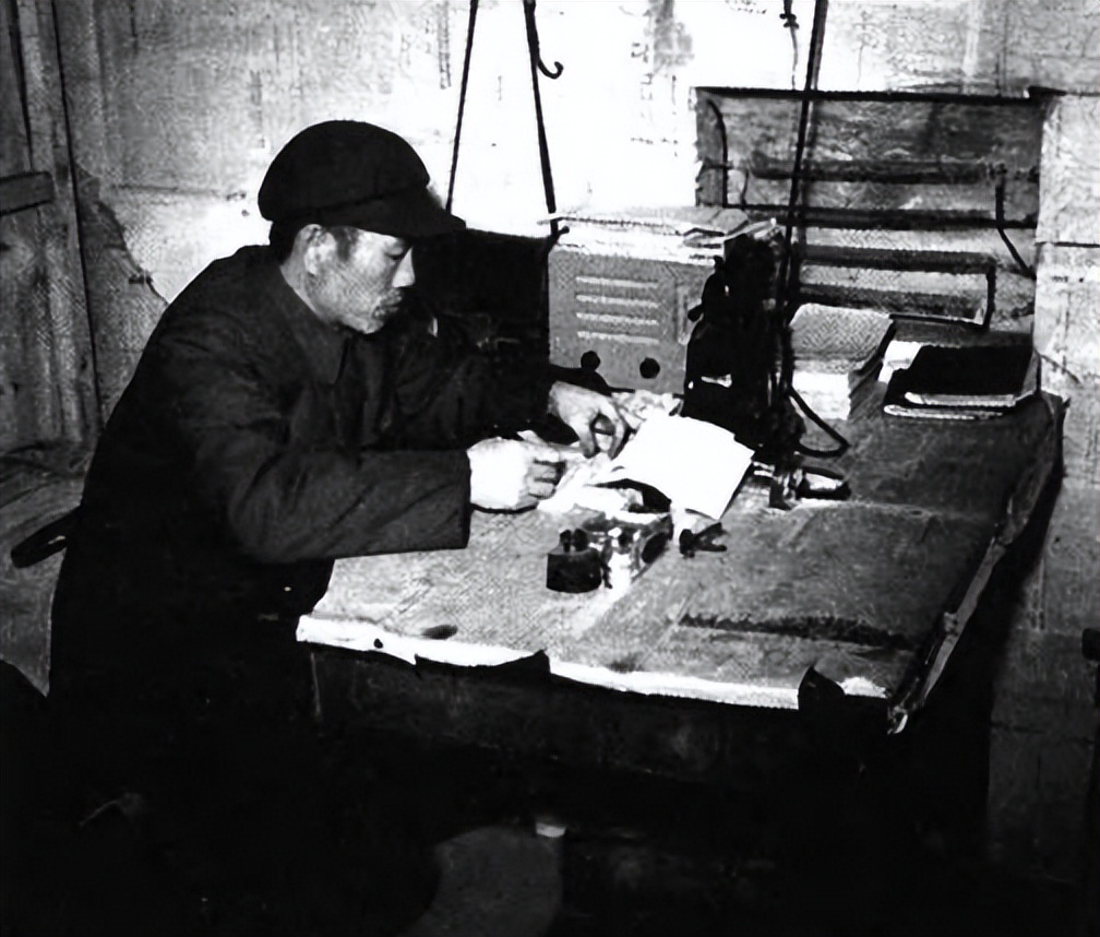 毛主席开会没烟了，看邓华口袋鼓鼓的，问：你的白金龙还有没有？