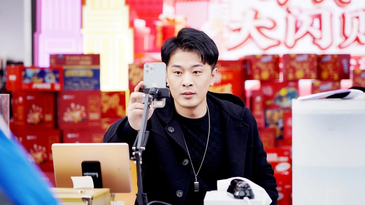 辛巴带货伊利金典多少钱一提,伊利与辛巴